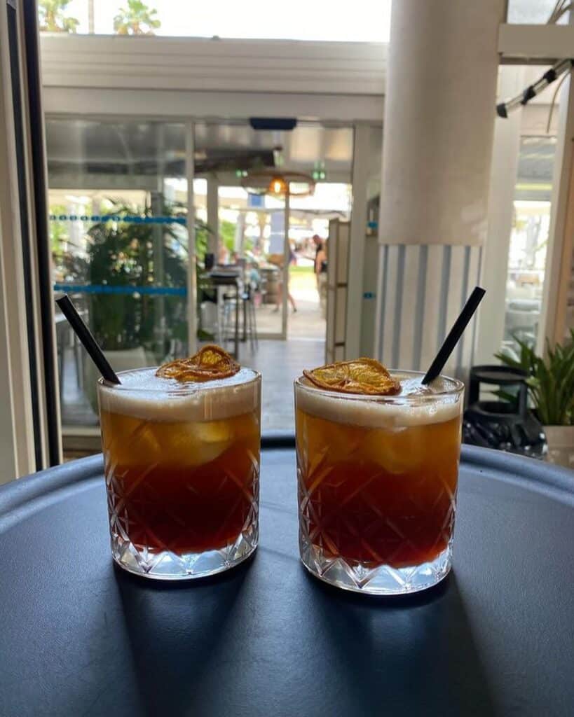 Deux cocktails garnis reposent au soleil à L'Évasion.