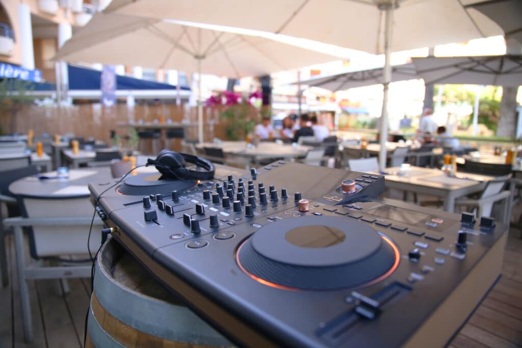 Contrôleur DJ sur baril dans un restaurant ; Ambiance nocturne animée de Fréjus.