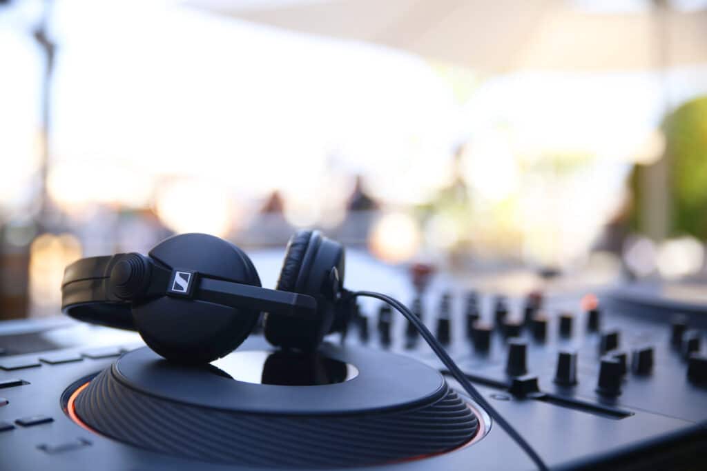 Contrôleur DJ avec écouteurs au bar lounge extérieur de L'Évasion.