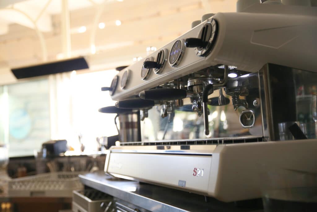 Gros plan sur machine expresso moderne, ambiance lounge Fréjus.