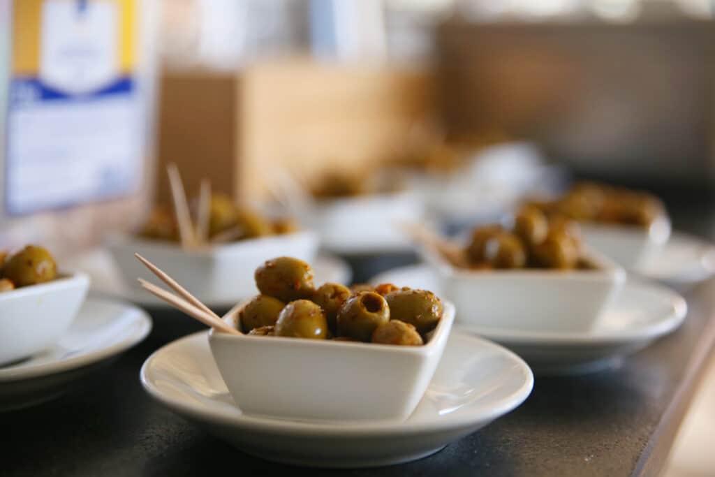 L'Évasion, petit bol d'olives vertes et piques.