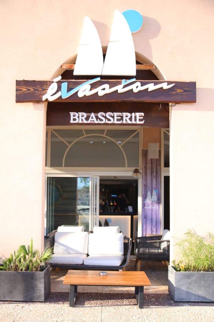 L'Évasion : Brasserie du port de Fréjus.