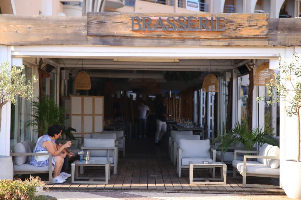 Restaurant L'Évasion, Port de Fréjus – Ambiance décontractée, bar lounge accueillant avec chaises confortables.