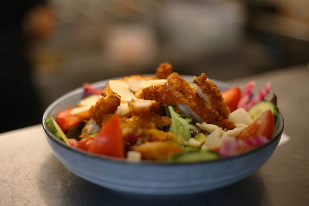 L'Évasion Fréjus : Salade poulet frit, légumes frais.