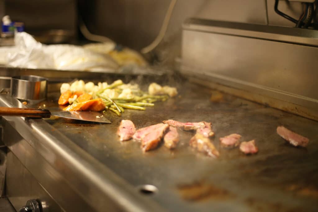 Chez L'Évasion Fréjus, grillades de viande et légumes.