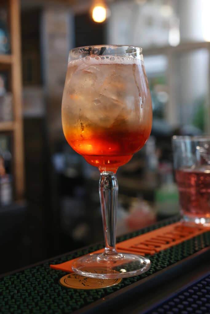 Cocktail orange avec glace sur le comptoir du bar chic lounge du port de Fréjus.