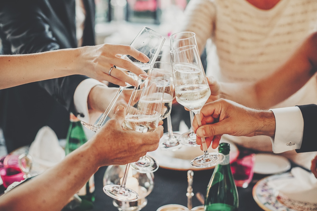 Groupe trinquant avec champagne à L'Évasion, Fréjus, célébrant la privatisation réussie du restaurant.