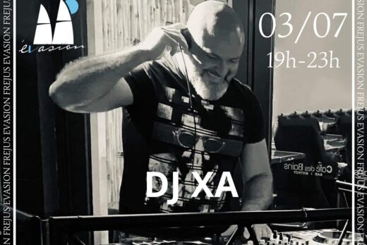 Image noir et blanc de DJ XA à la Soirée DJ Évasion Fréjus, 03/07, 19h-23h. Contact : 04.22.54.24.00.