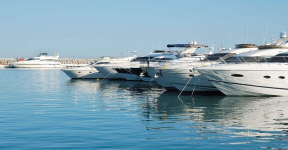 Yachts amarrés dans la marina près du restaurant L’Évasion.