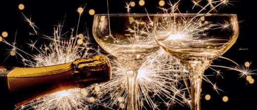 Verres de champagne et feux d'artifice : ambiance festive.